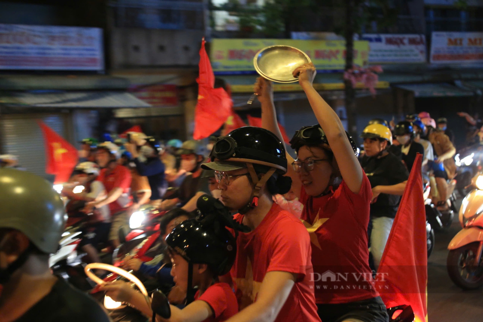 Khi nồi niêu, xoong chảo xuống đường, trở thành "nhạc cụ" của người dân "đi bão"  - Ảnh 2.