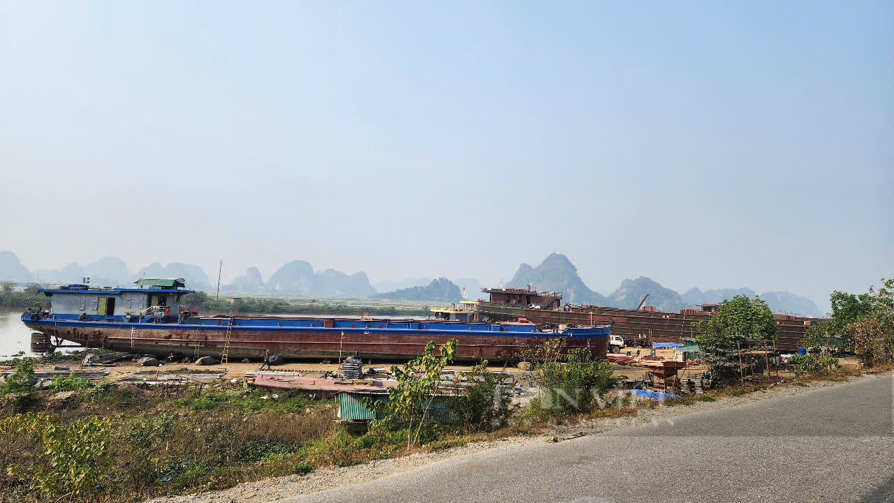 Bị đình chỉ, cơ sở đóng tàu không phép tại Ninh Bình vẫn hoạt động gây sạt lở sông - Ảnh 1.