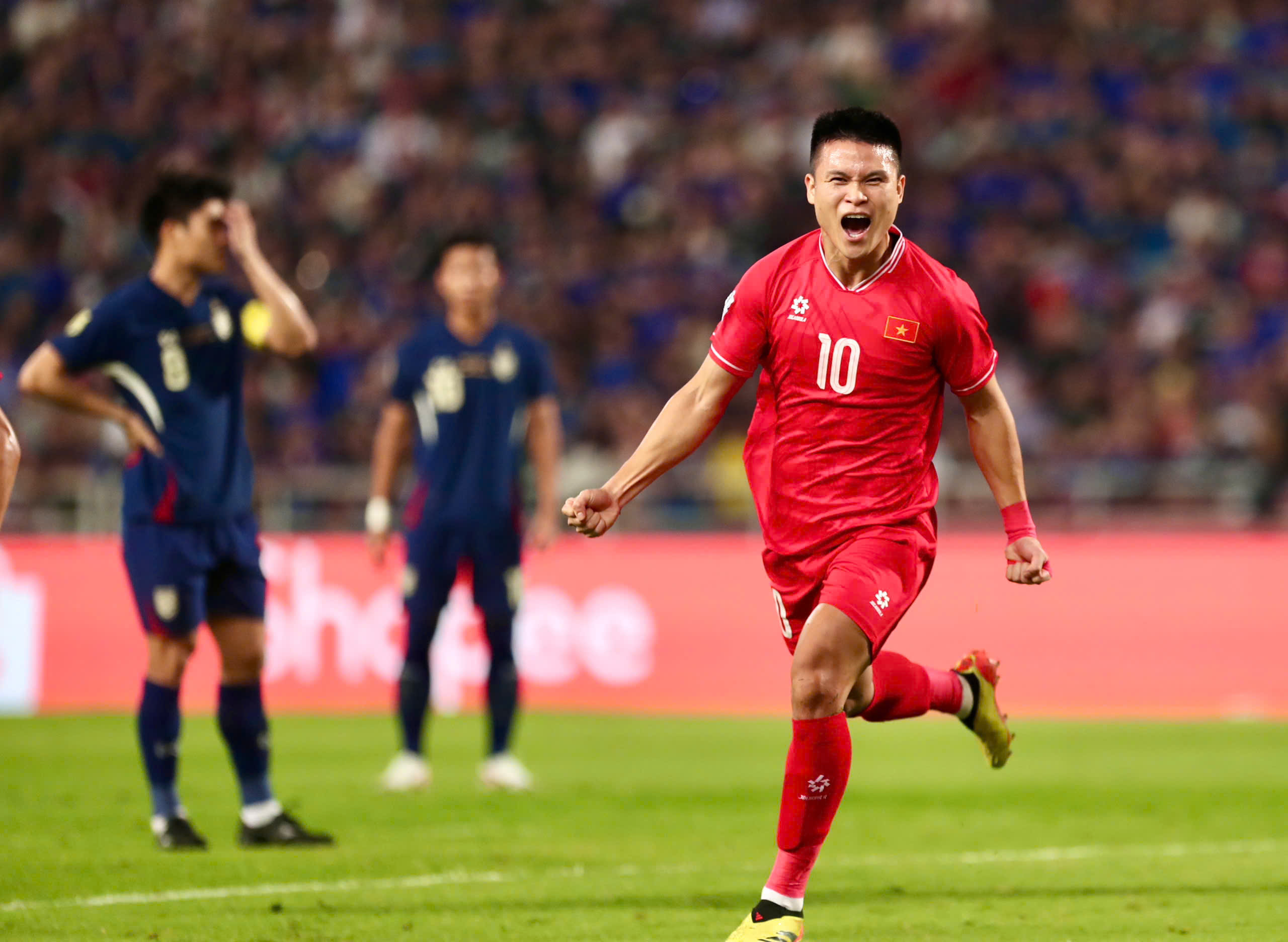 ĐT Việt Nam 'bay cao' trên BXH FIFA ngay đầu 2025, vượt mặt ĐT Thái Lan sau AFF Cup?