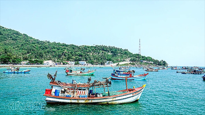 Một hòn đảo đẹp như phim ở Kiên Giang, có cây dừa sống nằm dài trên đá khiến thiên hạ tò mò - Ảnh 2.