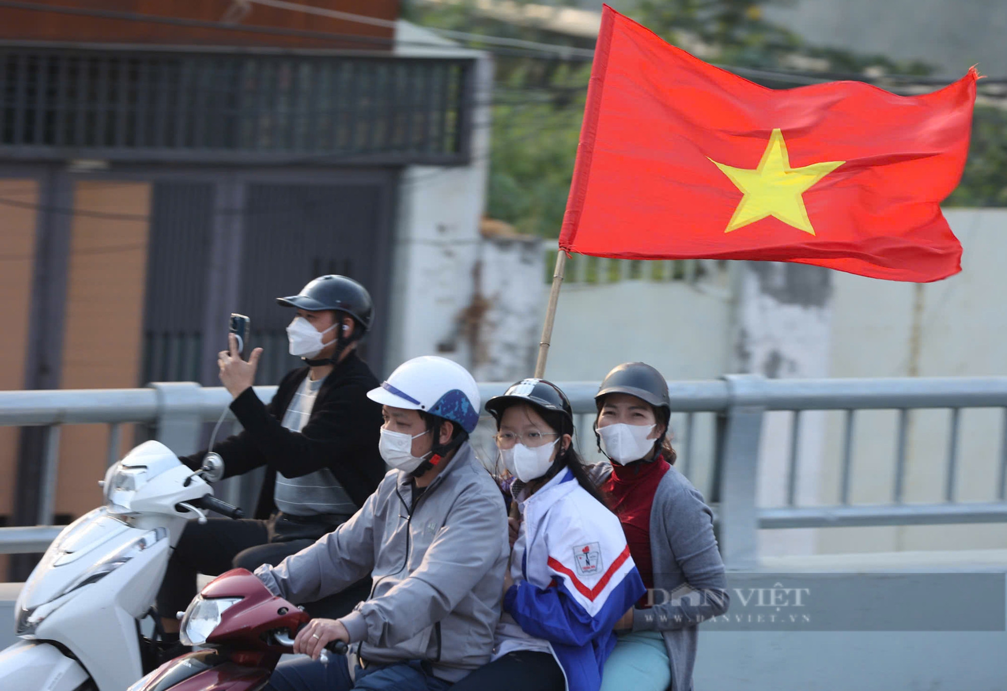 Người hâm mộ cuồng nhiệt đón tuyển Việt Nam về nước sau chức vô địch ASEAN Cup 2024 - Ảnh 14.