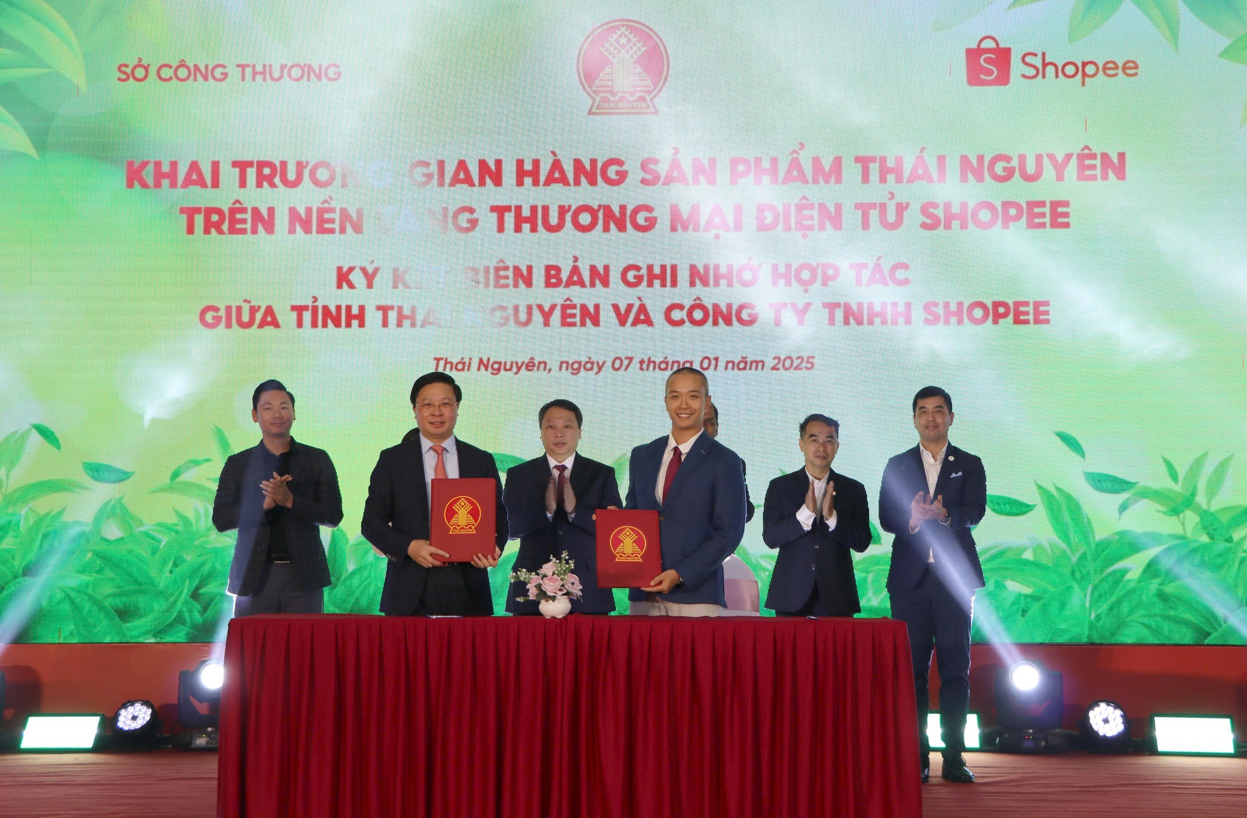 Thái Nguyên ký kết biên bản ghi nhớ hợp tác và khai trương gian hàng sản phẩm trên sàn điện tử Shopee - Ảnh 2.