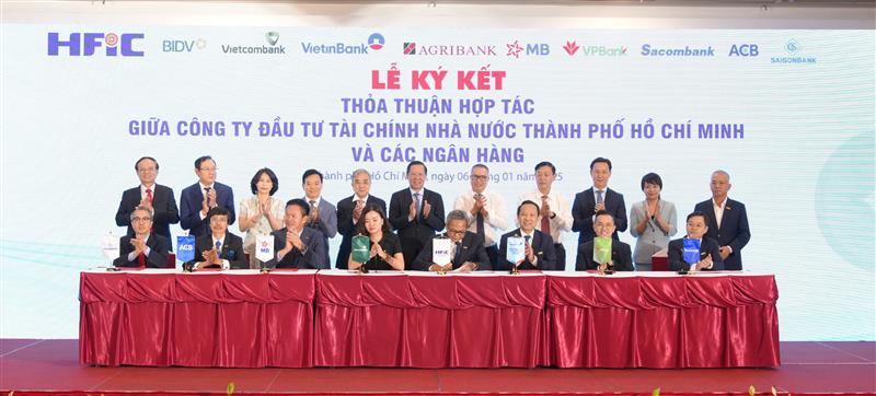 Sacombank và HFIC ký kết hợp tác phát triển kinh tế - xã hội TP.HCM - Ảnh 1.