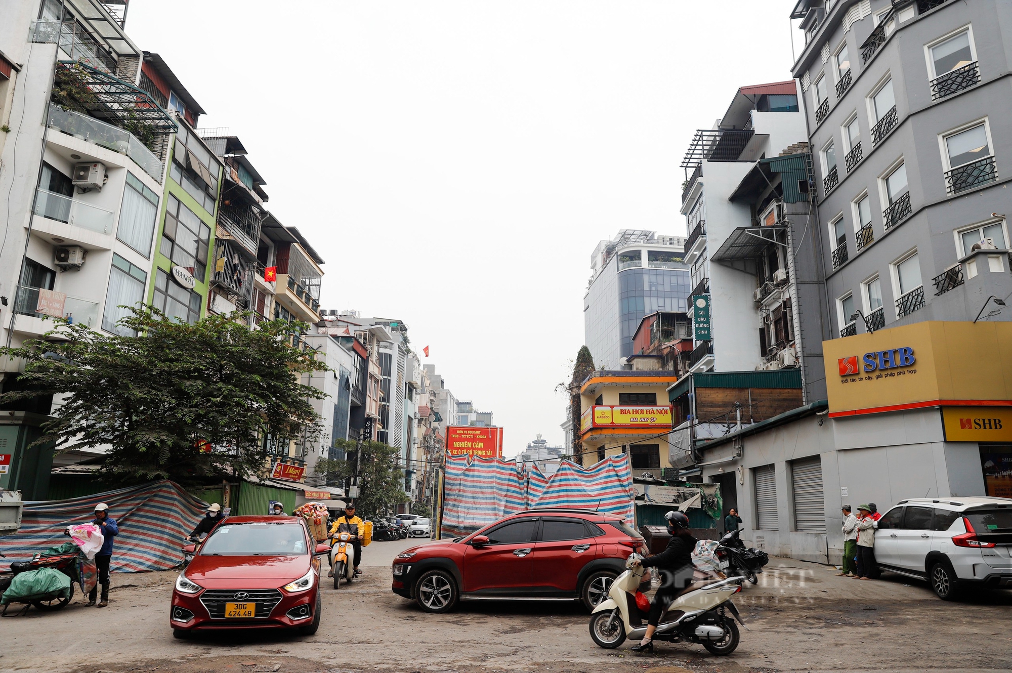 "Treo" hàng chục năm, dự án mở đường giữa trung tâm Hà Nội thành điểm tập kết rác thải- Ảnh 1.