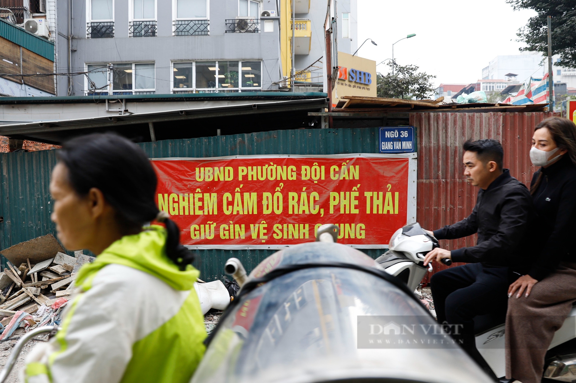 "Treo" hàng chục năm, dự án mở đường giữa trung tâm Hà Nội thành điểm tập kết rác thải- Ảnh 3.