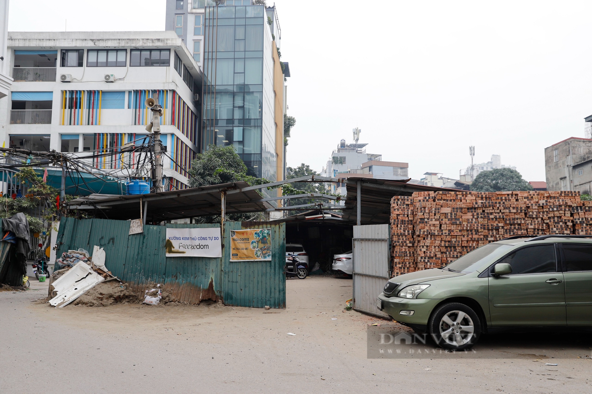 "Treo" hàng chục năm, dự án mở đường giữa trung tâm Hà Nội thành điểm tập kết rác thải- Ảnh 11.