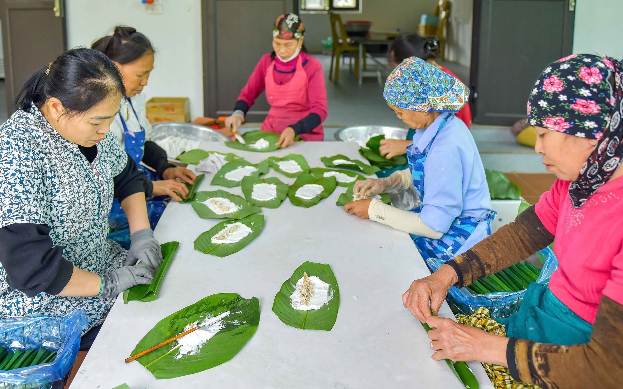 Nhà vườn Hà Nội đóng cây bonsai "bày tay Phật" kiểu gì mà mang ra phố lắm người vào xem? - Ảnh 8.