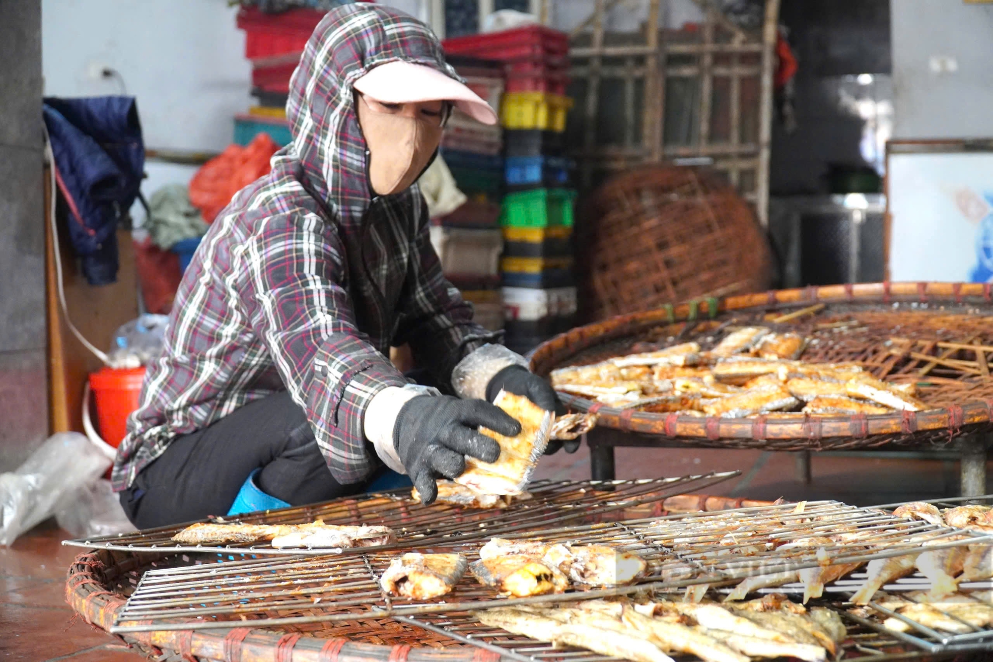 Xã có mật độ dân số đông nhất Việt Nam, cứ đến Tết người dân nơi đây lại thức xuyên đêm nướng cá thơm lừng- Ảnh 8.