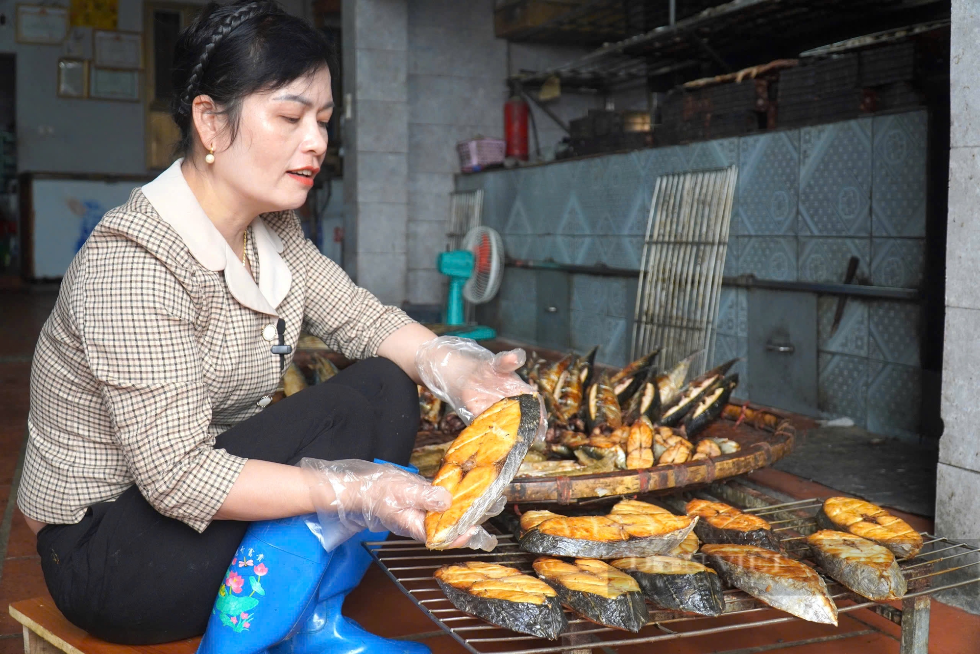 Xã có mật độ dân số đông nhất Việt Nam, cứ đến Tết người dân nơi đây lại thức xuyên đêm nướng cá thơm lừng- Ảnh 7.