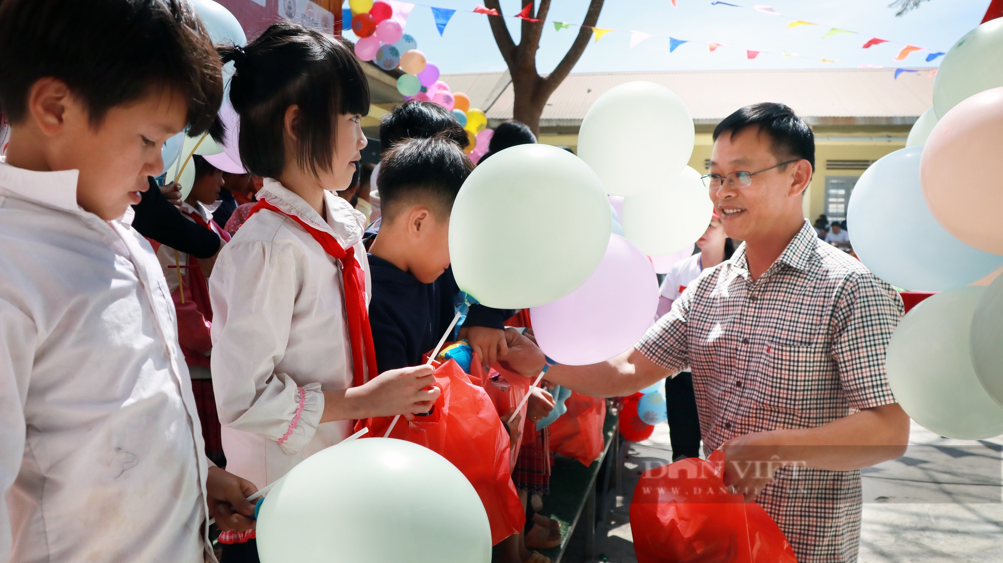 Chàng trai quyết gắn bó với trẻ em nghèo dù bị mắng "nghèo mà còn đi làm từ thiện" - Ảnh 4.