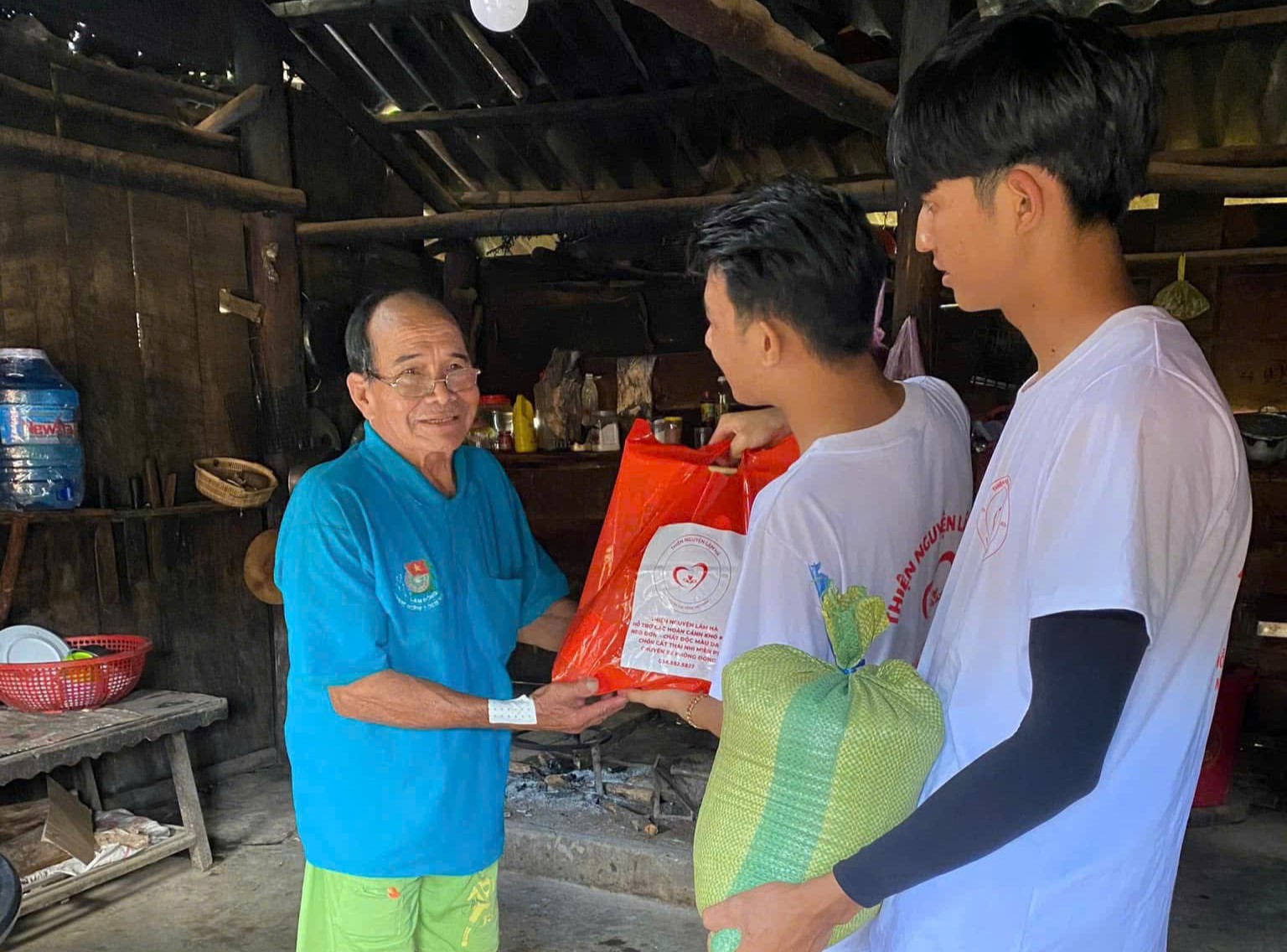 Chàng trai quyết gắn bó với trẻ em nghèo dù bị mắng "nghèo mà còn đi làm từ thiện" - Ảnh 5.