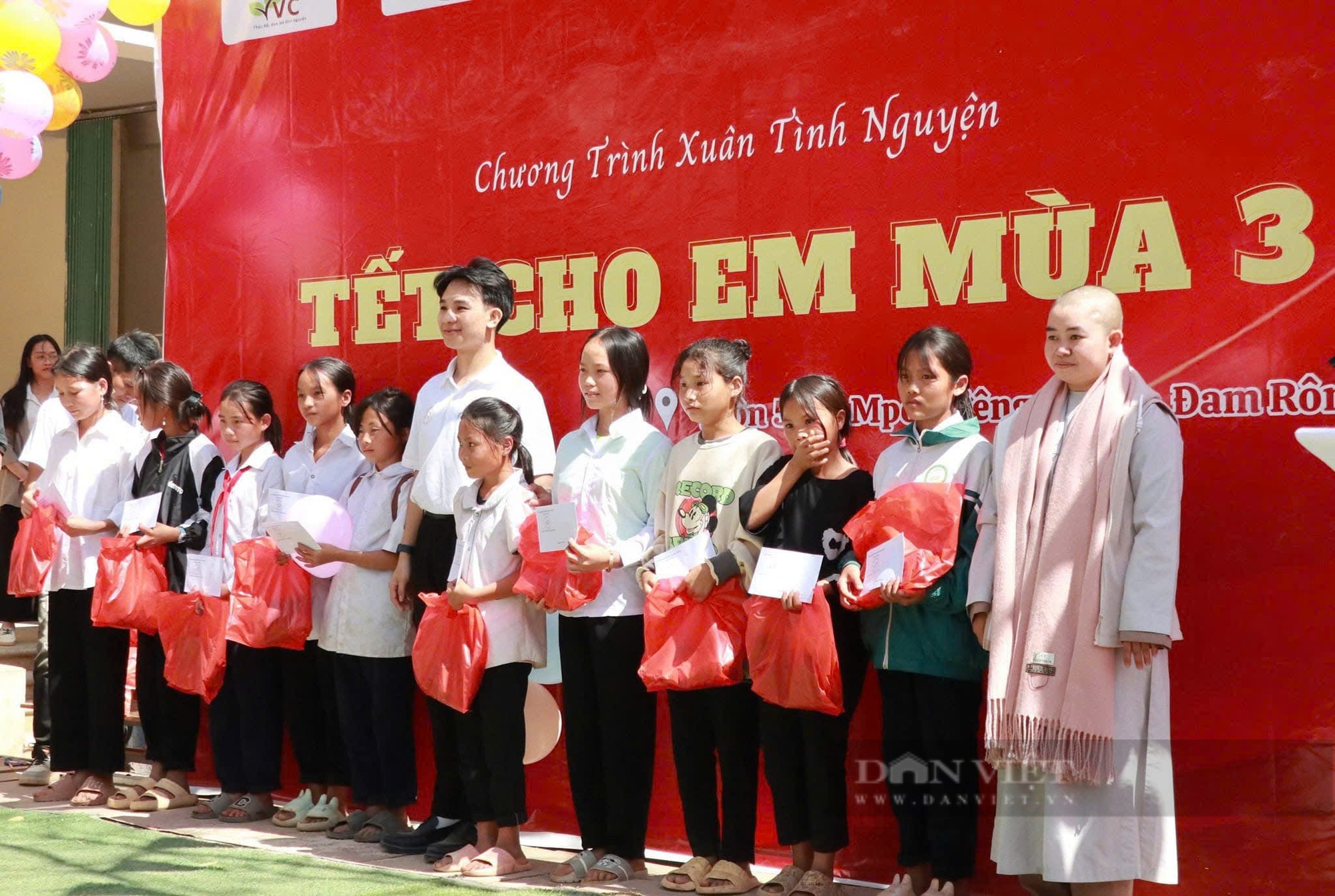 Chàng trai quyết gắn bó với trẻ em nghèo dù bị mắng "nghèo mà còn đi làm từ thiện" - Ảnh 1.