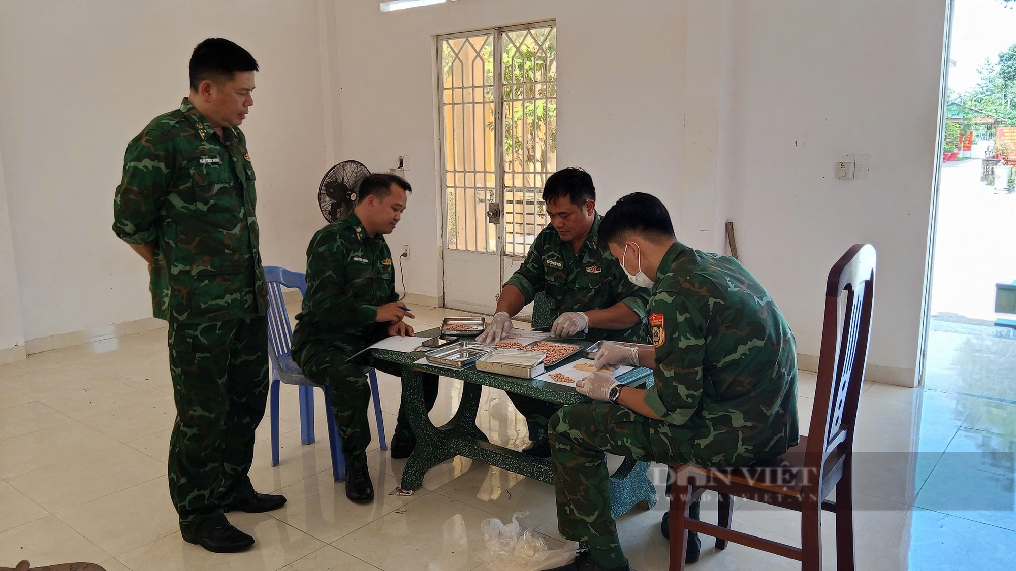 Biên phòng Long An bắt đối tượng vận chuyển 1.713 viên nén ma tuý tổng hợp - Ảnh 2.