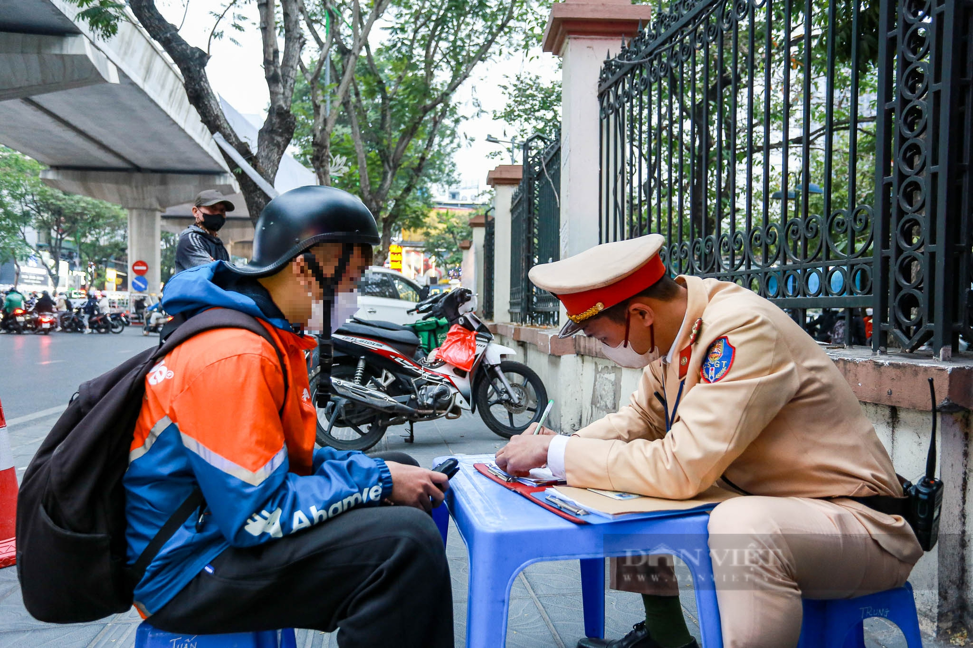 Đi xe trên vỉa hè bị phạt 5 triệu đồng, tài xế than vội đi ship hàng cho khách- Ảnh 7.