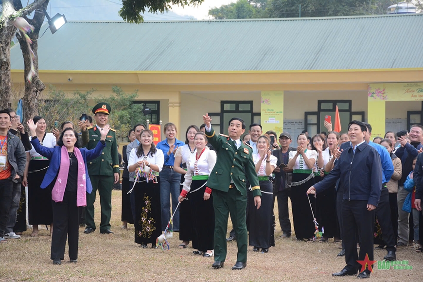 Chủ tịch nước Lương Cường, Đại tướng Phan Văn Giang gói bánh chưng cùng bà con  - Ảnh 4.