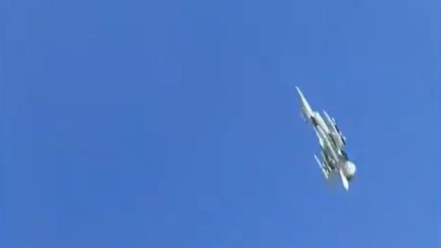 Chiến đấu cơ F-16 của Ukraine mang vũ khí chết chóc bị phát hiện đang tấn công tầm thấp trên chiến trường? - Ảnh 1.