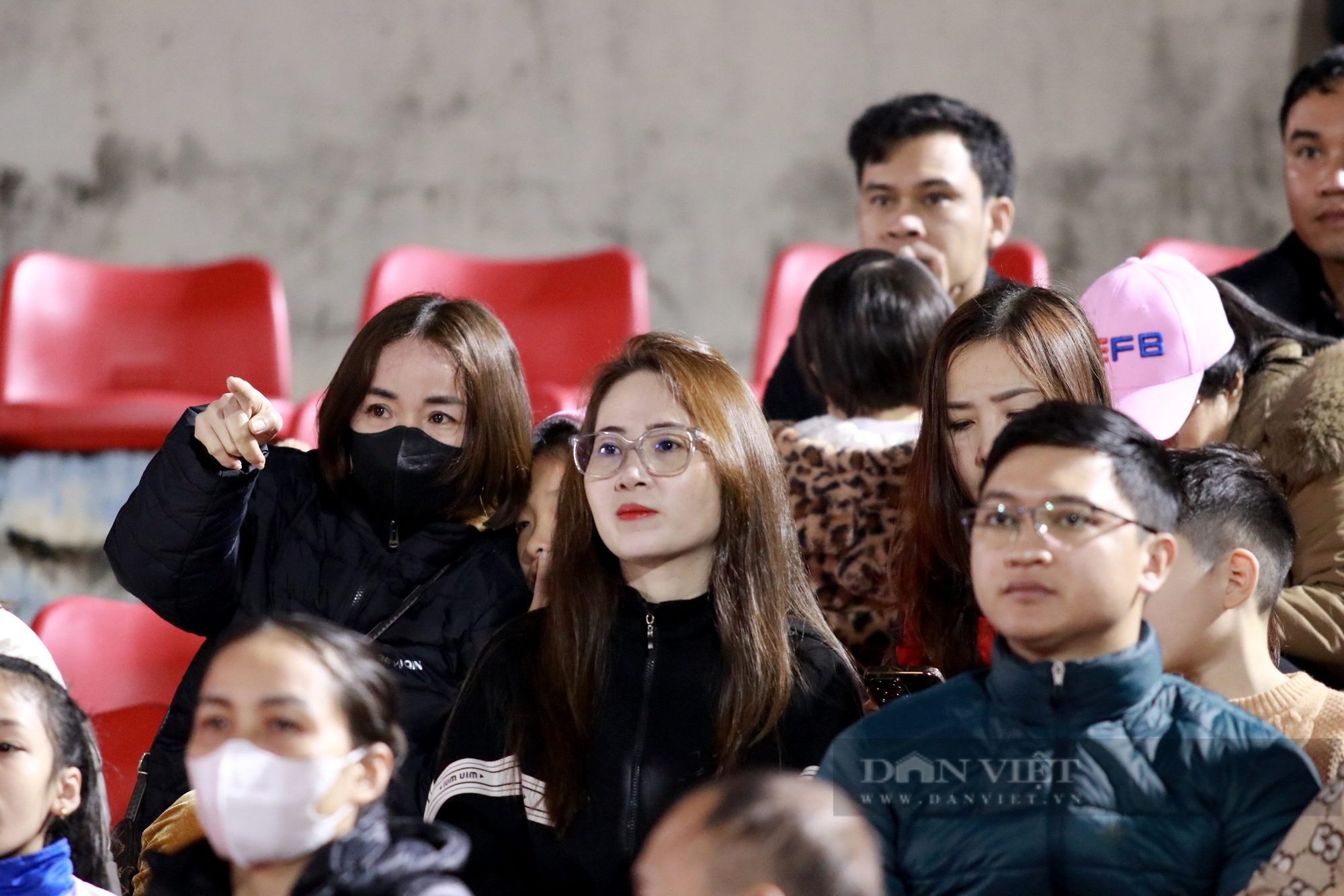CĐV đốt pháo ăn mừng Hồng Lĩnh Hà Tĩnh kéo dài chuỗi bất bại. - Ảnh 7.