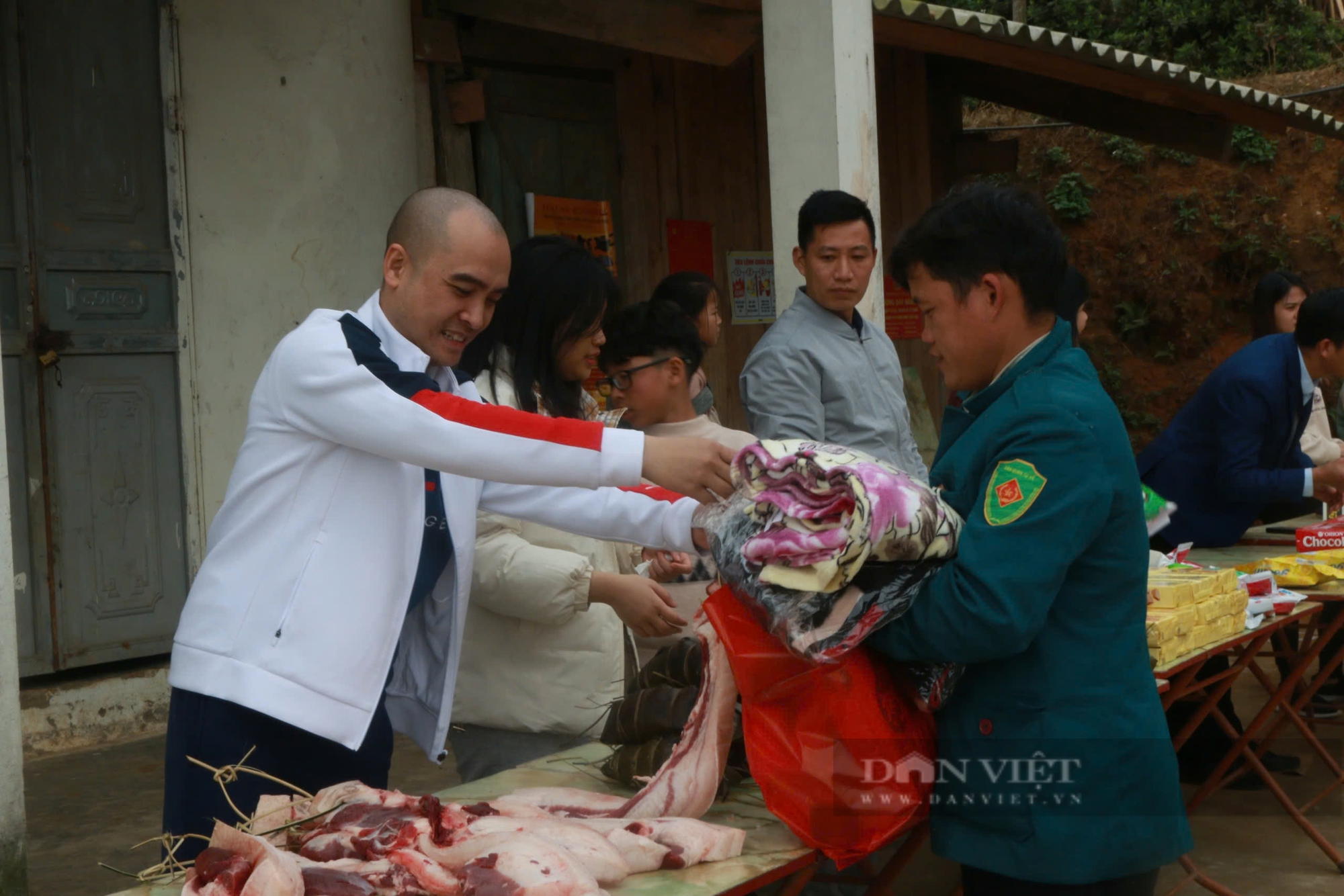 Những món quà nghĩa tình sẻ chia khó khăn với người nghèo- Ảnh 24.