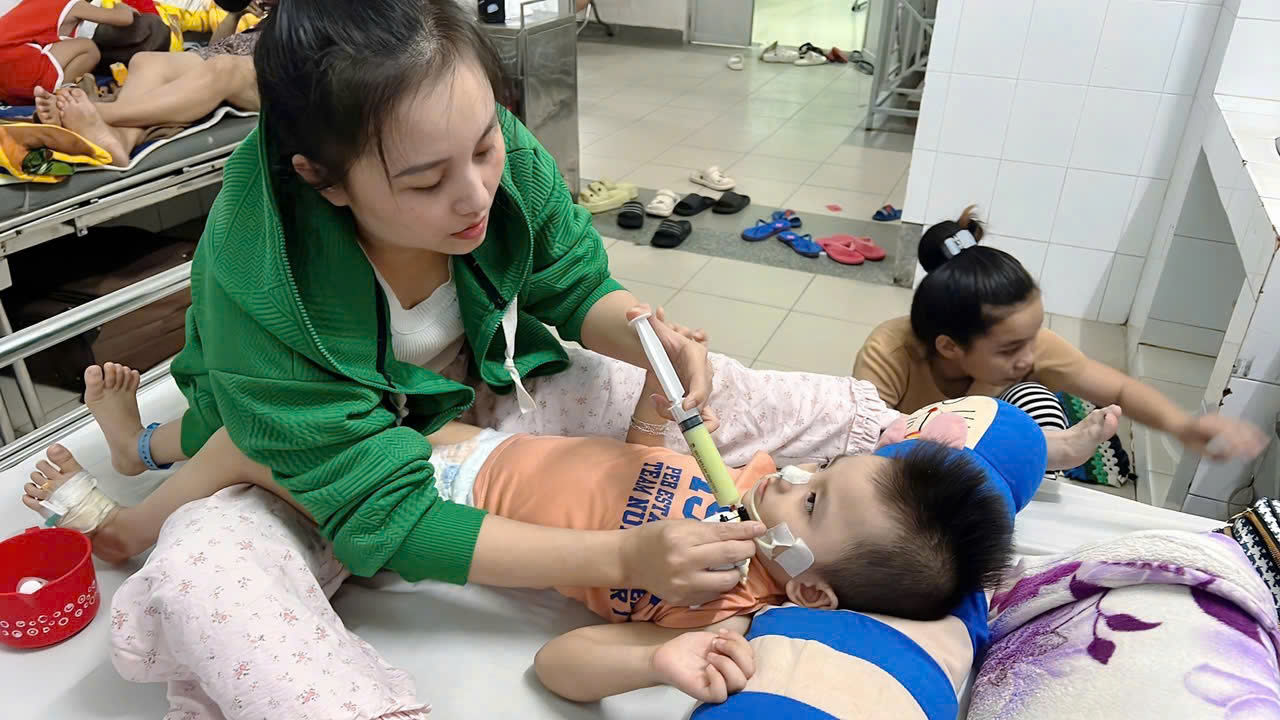 Hành trình chăm con teo não nơi xứ người của người mẹ khốn khổ- Ảnh 2.