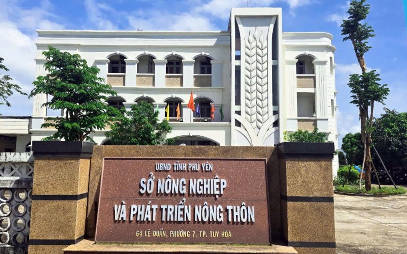 5 cán bộ gồm giám đốc sở, phó giám đốc sở, thanh tra tỉnh Long An nghỉ hưu trước tuổi - Ảnh 2.