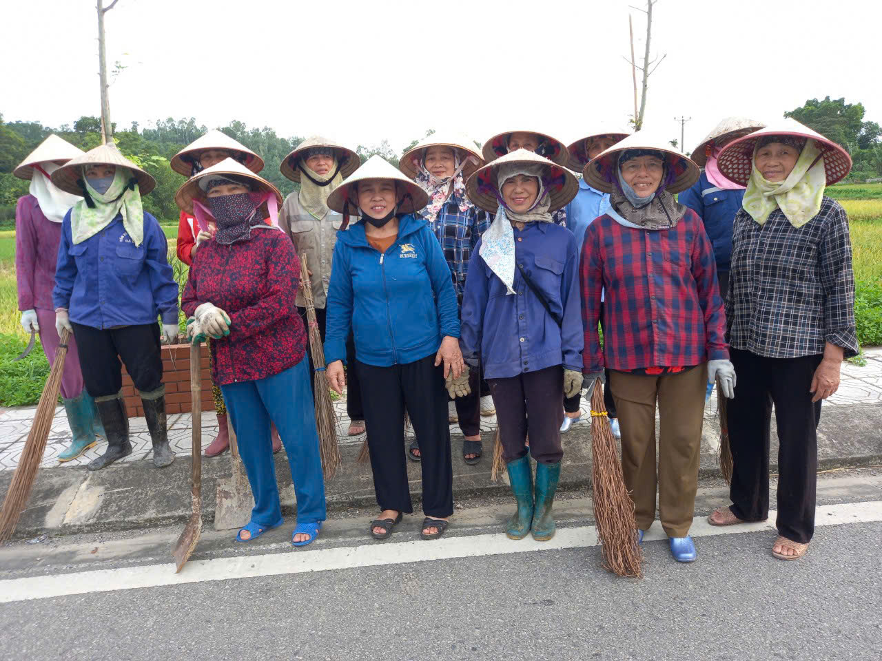 Chi Hội trưởng nông dân một tổ dân phố ở Hải Phòng có cách gì để "hạ nhiệt điểm nóng" rác thải?- Ảnh 1.