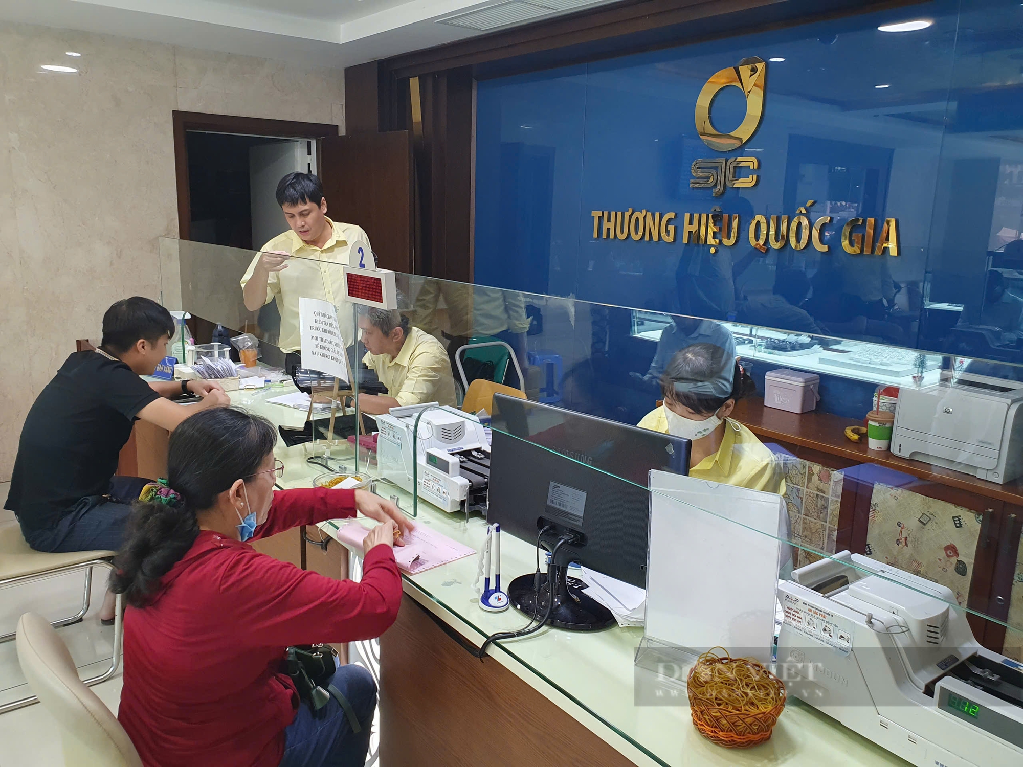 Giá vàng giảm sốc sau khi lên đỉnh, người mua không lường trước đã lỗ trắng sau một đêm - Ảnh 1.