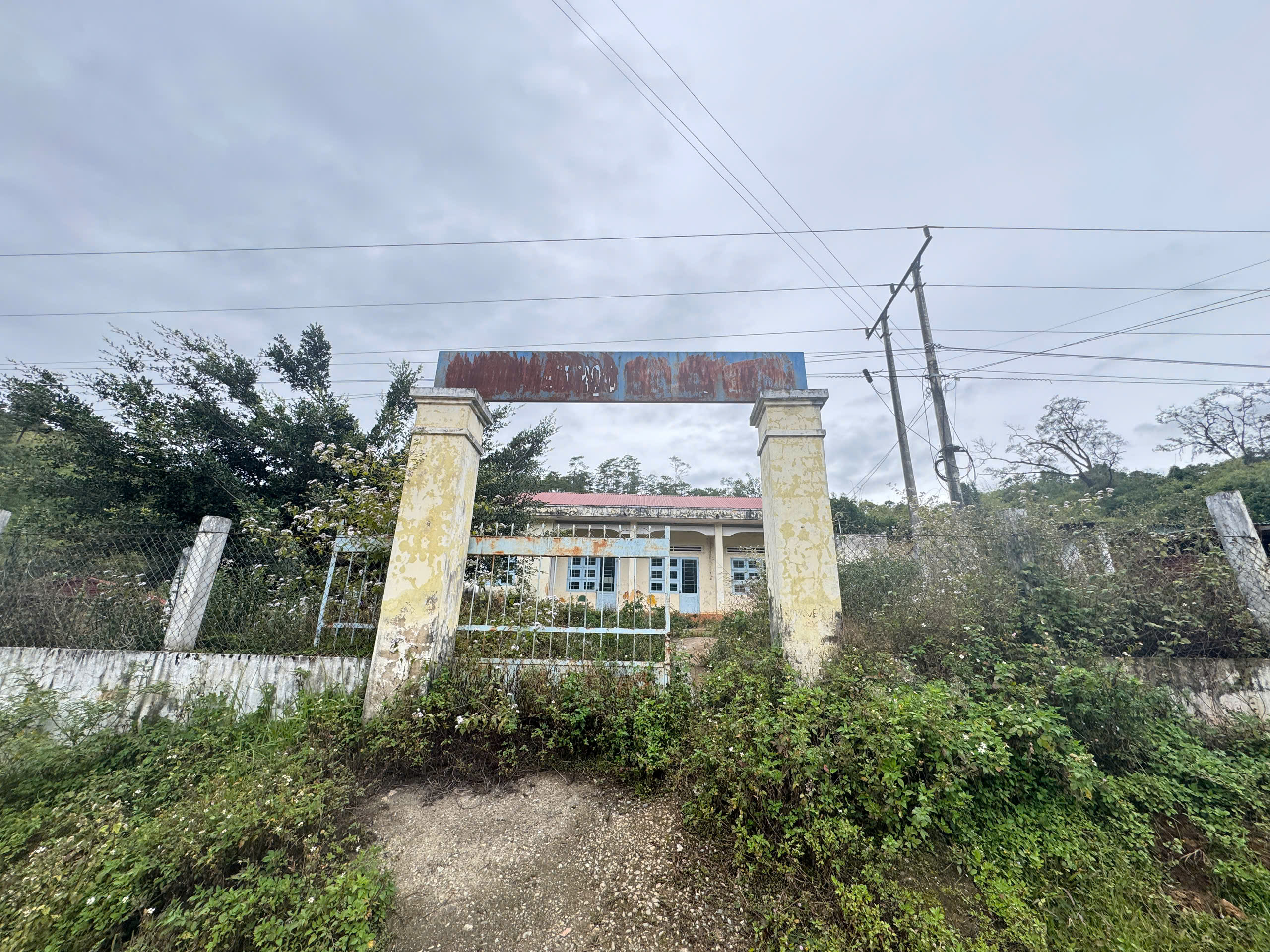 hàng trăm điểm trường học bỏ hoang gây lãng phí ở kon tum- Ảnh 2. hàng trăm điểm trường học bỏ hoang gây lãng phí ở kon tum- Ảnh 2.