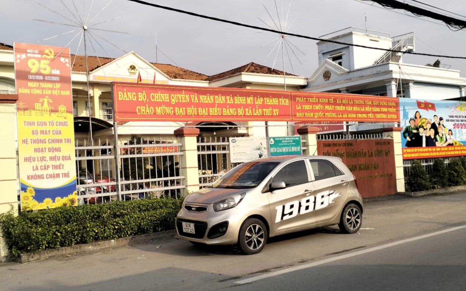 Người đàn ông nghi ghẹo gái bị phản ứng, đập phá quán gà ở Sài Gòn - Ảnh 1.