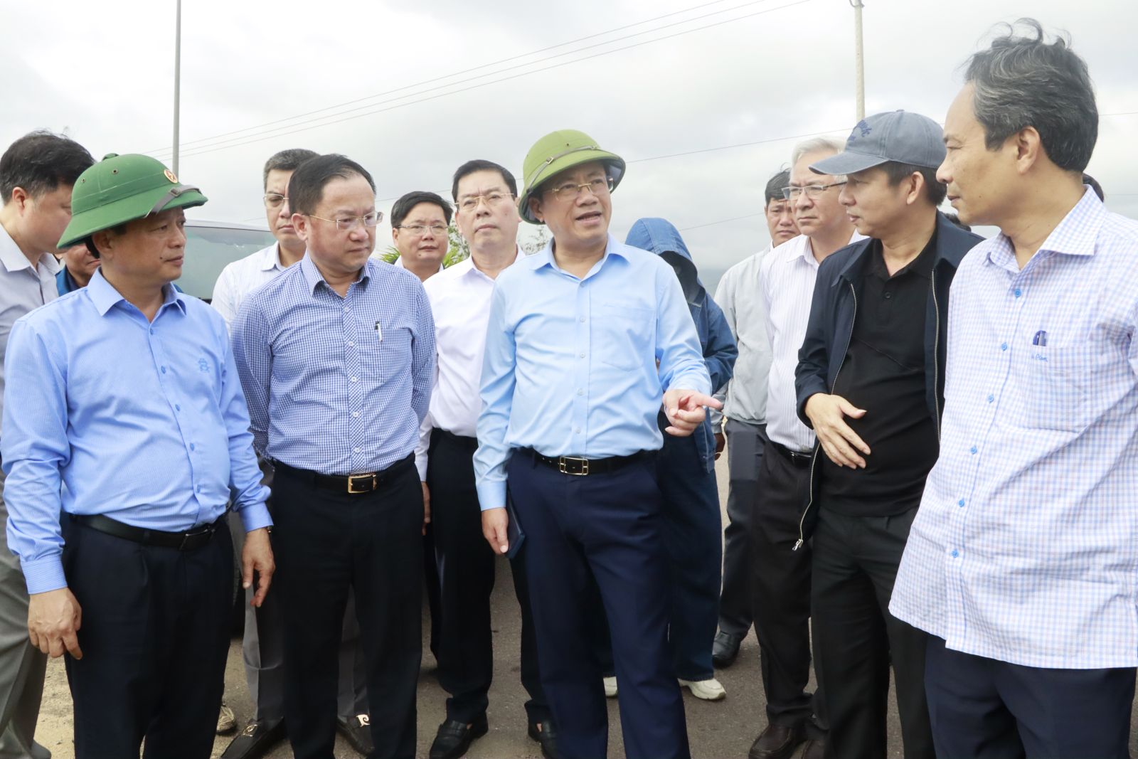 Chủ tịch Bình Định: "Làm giải phóng mặt bằng cả thứ bảy, chủ nhật"- Ảnh 1.
