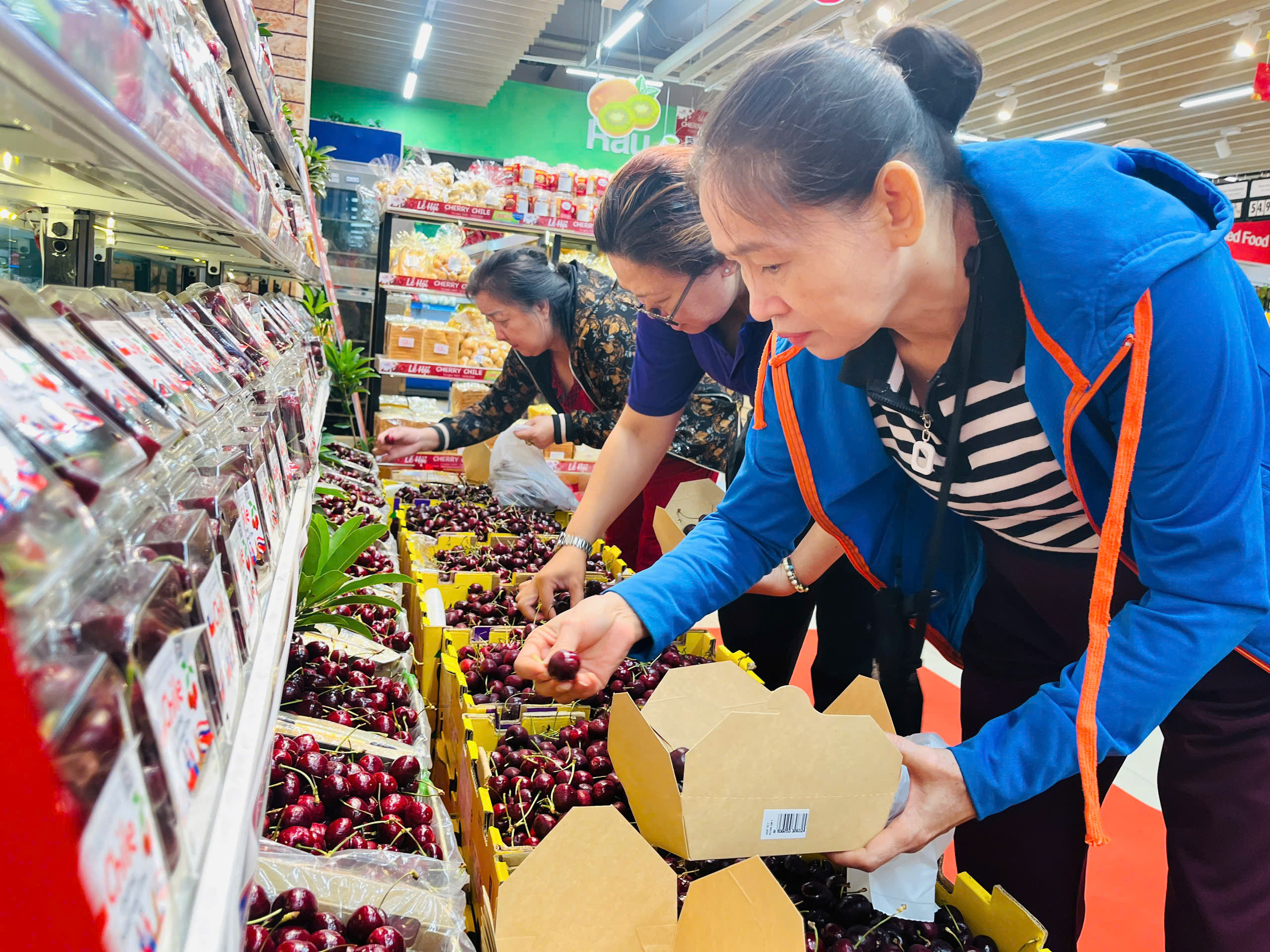 Loại trái cây nhà giàu ngày nào giờ rẻ bèo, bán đầy đường tại TP.HCM - Ảnh 2.