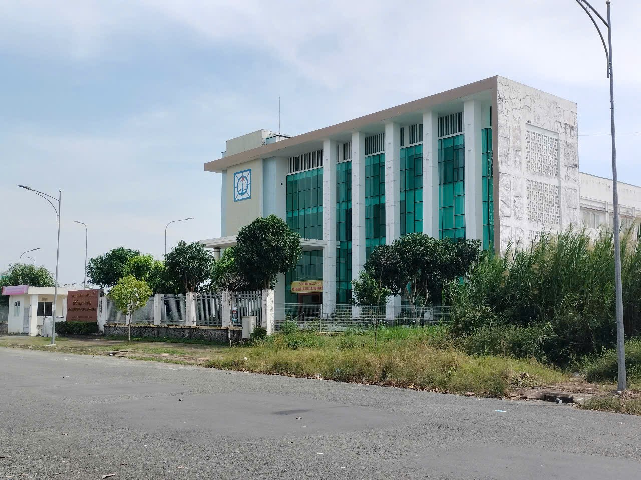 Ký điều chỉnh năm sinh trên bằng tốt nghiệp cho Chủ tịch thị xã, nhiều cán bộ ở Cà Mau bị xử lý - Ảnh 1.