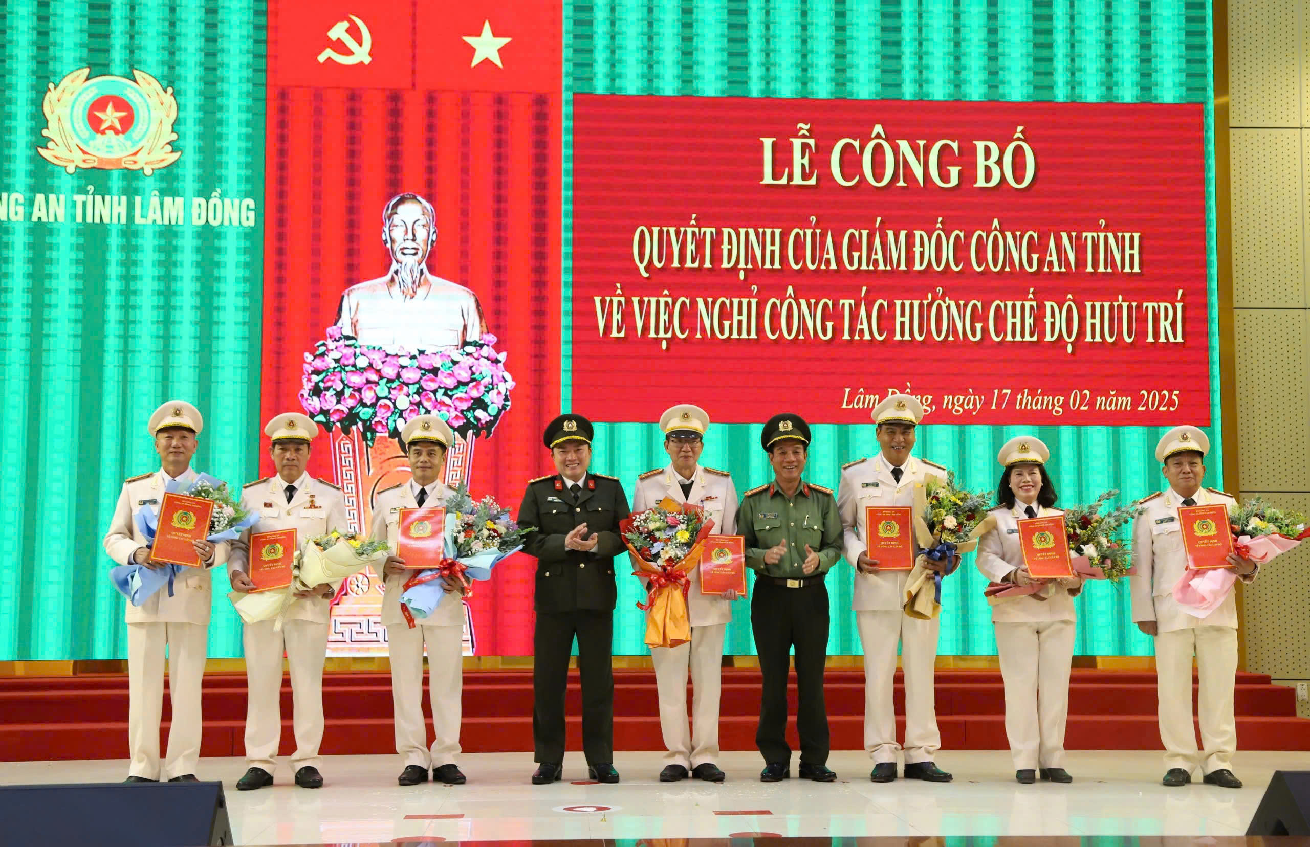 Công bố quyết định nghỉ hưu cho 21 cán bộ thuộc Công an tỉnh Lâm Đồng - Ảnh 1.