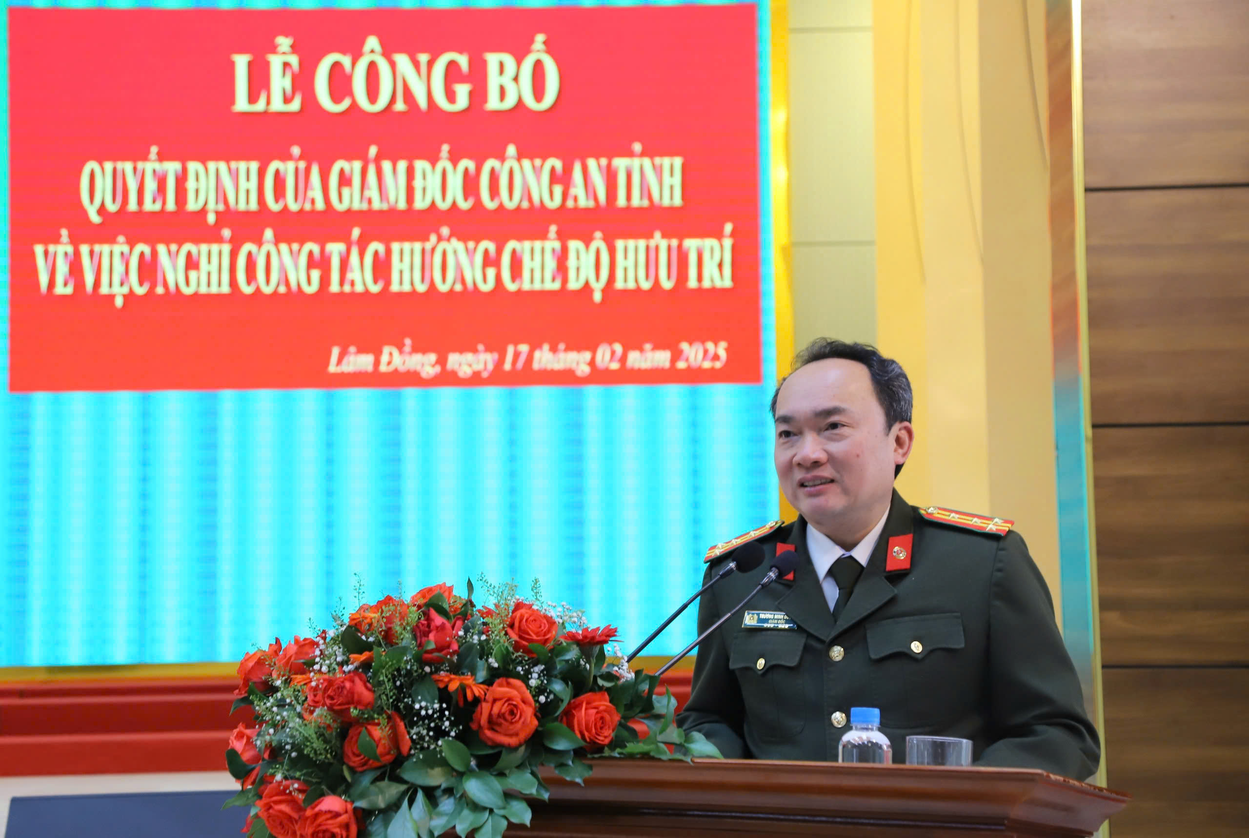 Công bố quyết định nghỉ hưu cho 21 cán bộ thuộc Công an tỉnh Lâm Đồng - Ảnh 2.