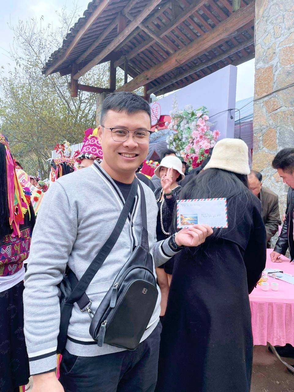 Đến ngôi làng nằm sát điểm cực Bắc của địa đầu Tổ quốc, du khách bất ngờ vì được mời ăn cỗ cưới - Ảnh 2.