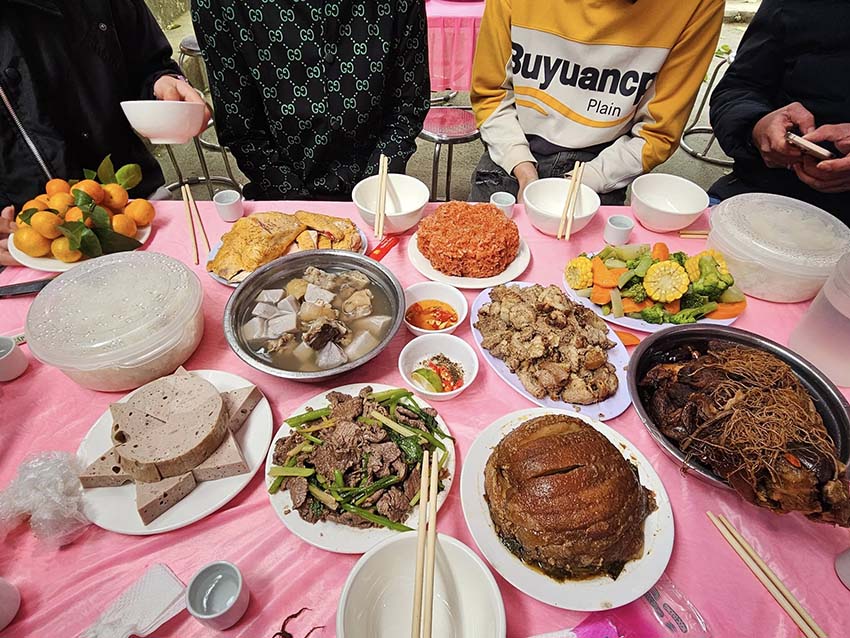 Đến ngôi làng nằm sát điểm cực Bắc của địa đầu Tổ quốc, du khách bất ngờ vì được mời ăn cỗ cưới - Ảnh 6.