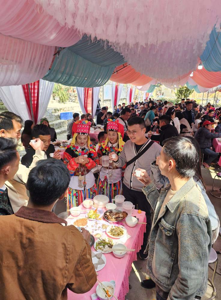 Đến ngôi làng nằm sát điểm cực Bắc của địa đầu Tổ quốc, du khách bất ngờ vì được mời ăn cỗ cưới - Ảnh 7.