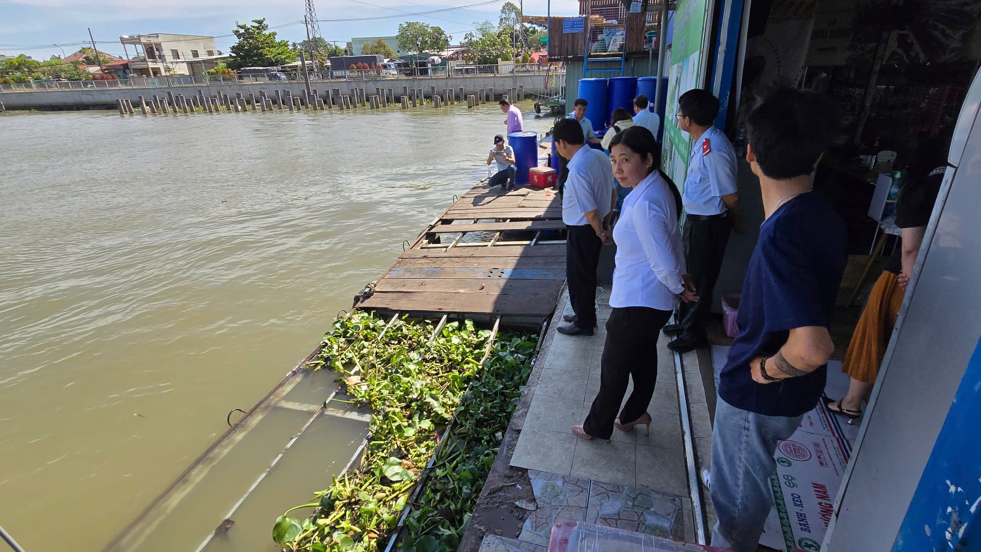 Cần Thơ: Đình chỉ điểm dừng chân sập cầu dẫn khiến du khách rơi xuống sông- Ảnh 2.