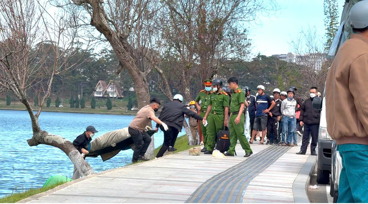 Phát hiện thi thể nổi trên mặt hồ Xuân Hương tại TP. Đà Lạt - Ảnh 1.