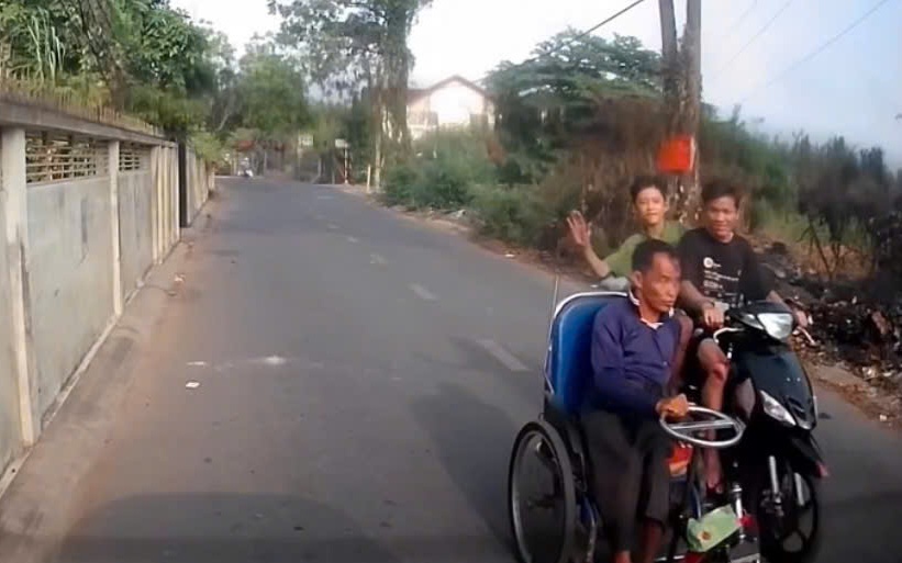 Công an Tiền Giang triệu tập 2 đối tượng đi xe máy tát vào đầu người đàn ông bị tàn tật- Ảnh 2.
