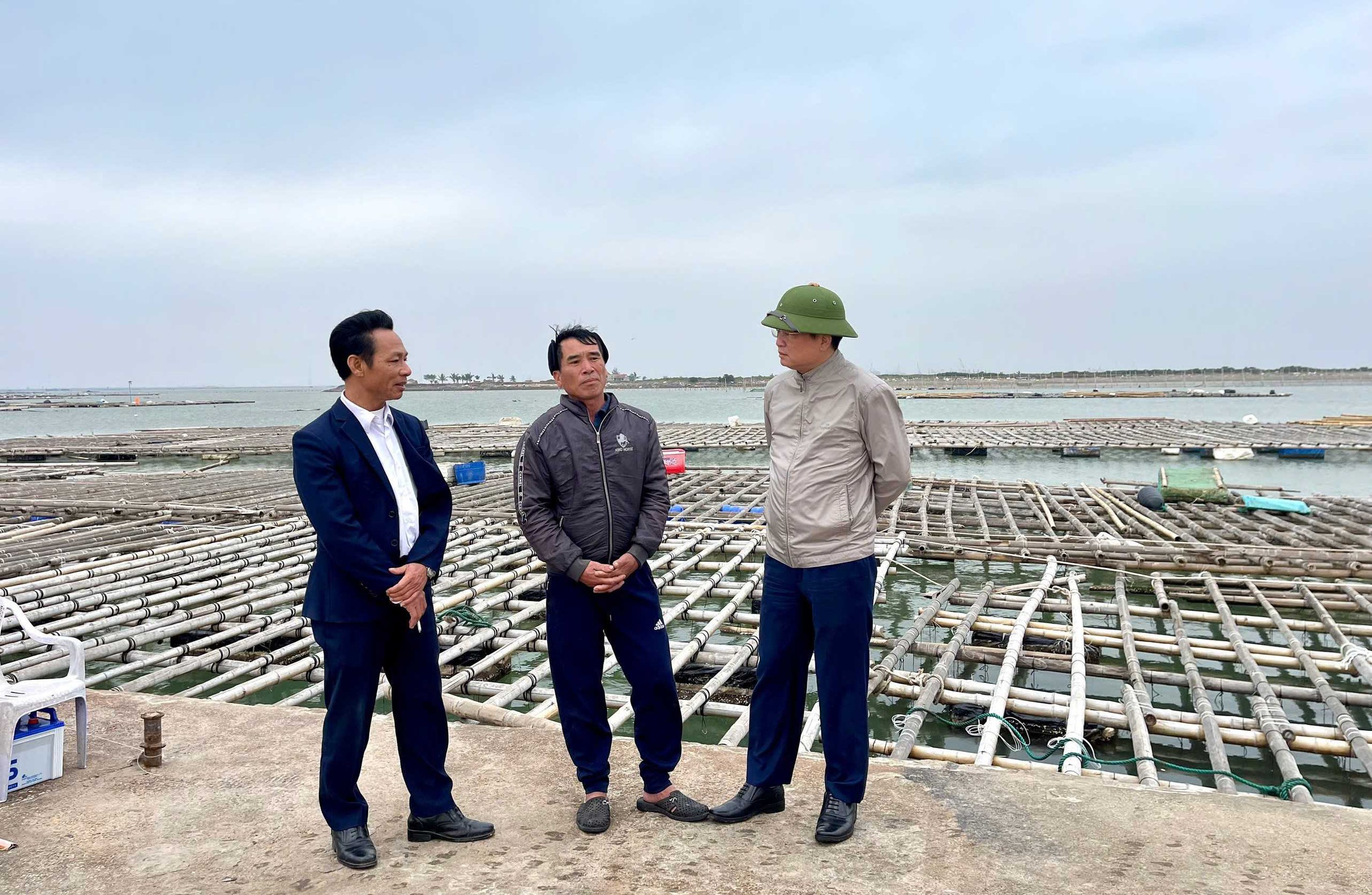 Chủ tịch Hội Nông dân tỉnh Quảng Ninh nắm tình hình vụ tranh chấp bè hàu tại Quảng Yên - Ảnh 2.