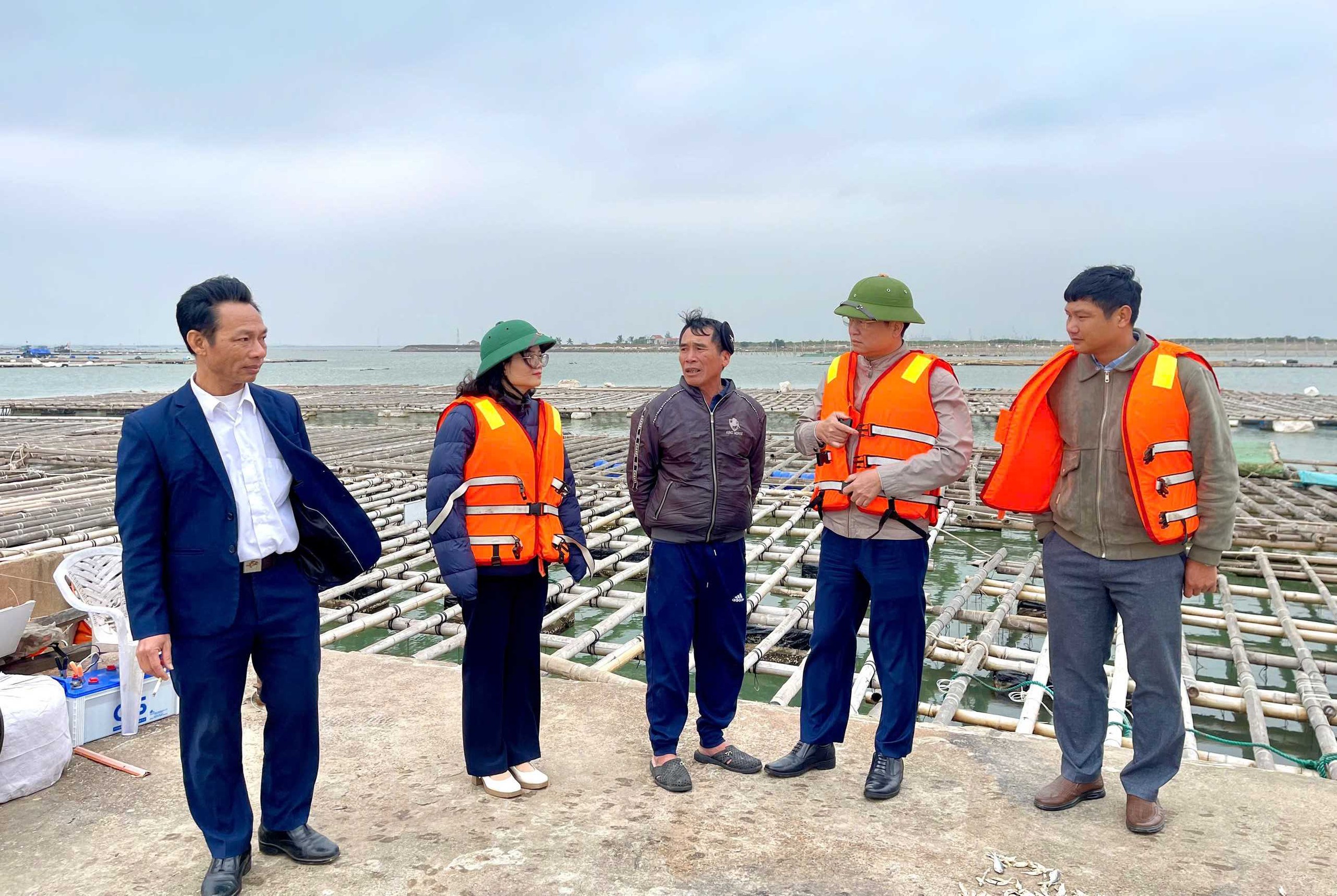 Chủ tịch Hội Nông dân tỉnh Quảng Ninh nắm tình hình vụ tranh chấp bè hàu tại Quảng Yên - Ảnh 1.
