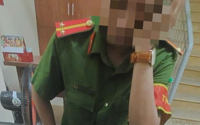 Nhóm người chở nhau trên xe máy chửi bới, điều khiển xe tông vào các phương tiện khác trên đường - Ảnh 1.