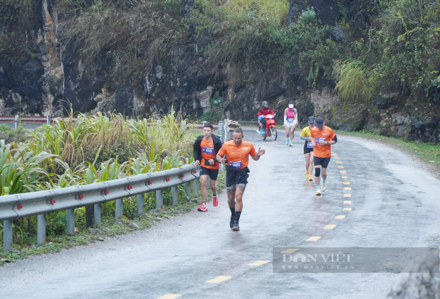 Hà Giang: Hơn 2000 vận động viên tranh tài “Chạy trên cung đường Hạnh Phúc” - Ảnh 2.