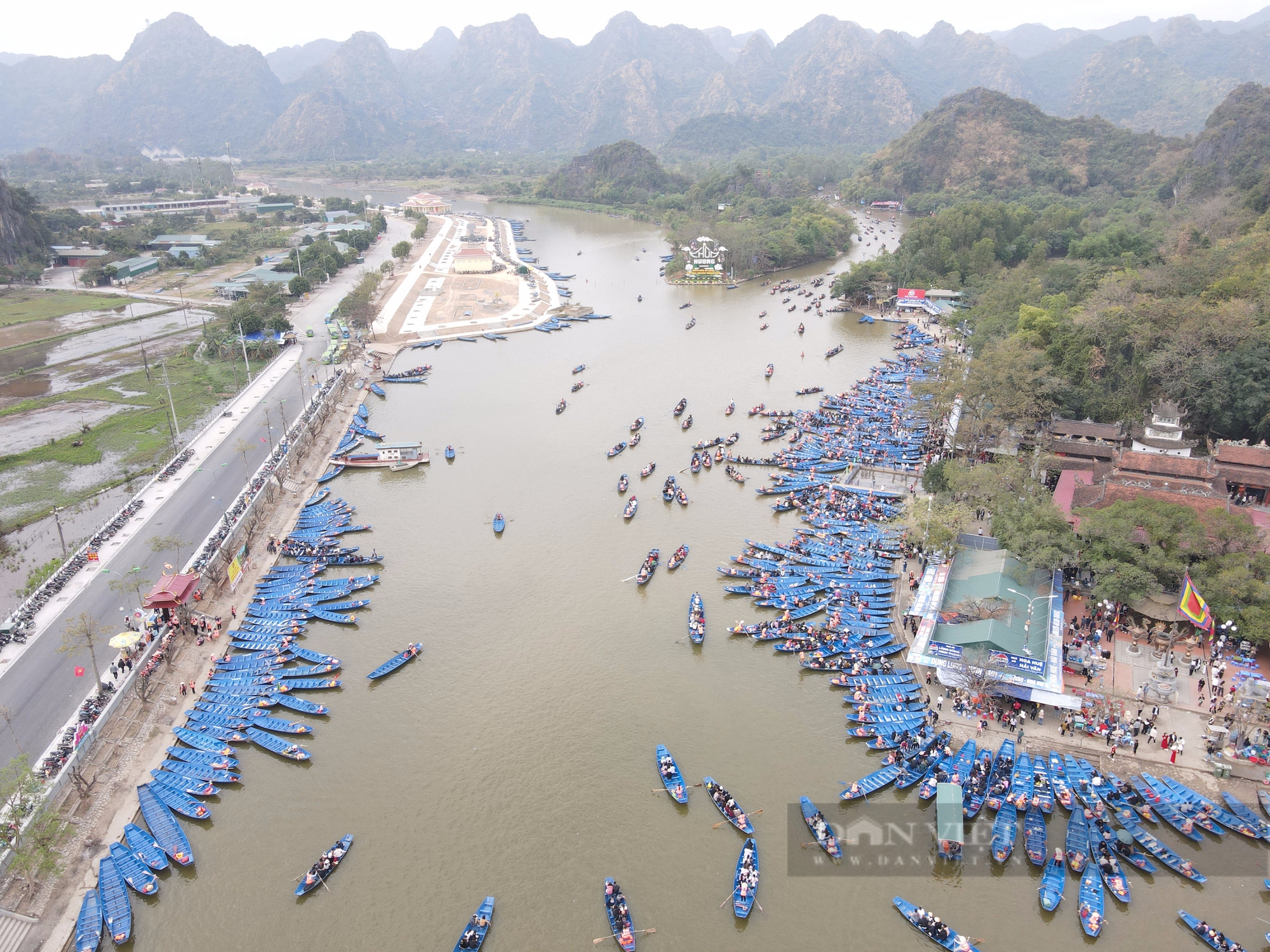 Du khách đội mưa ngược dòng suối Yến, dâng hương khai hội chùa Hương- Ảnh 8.