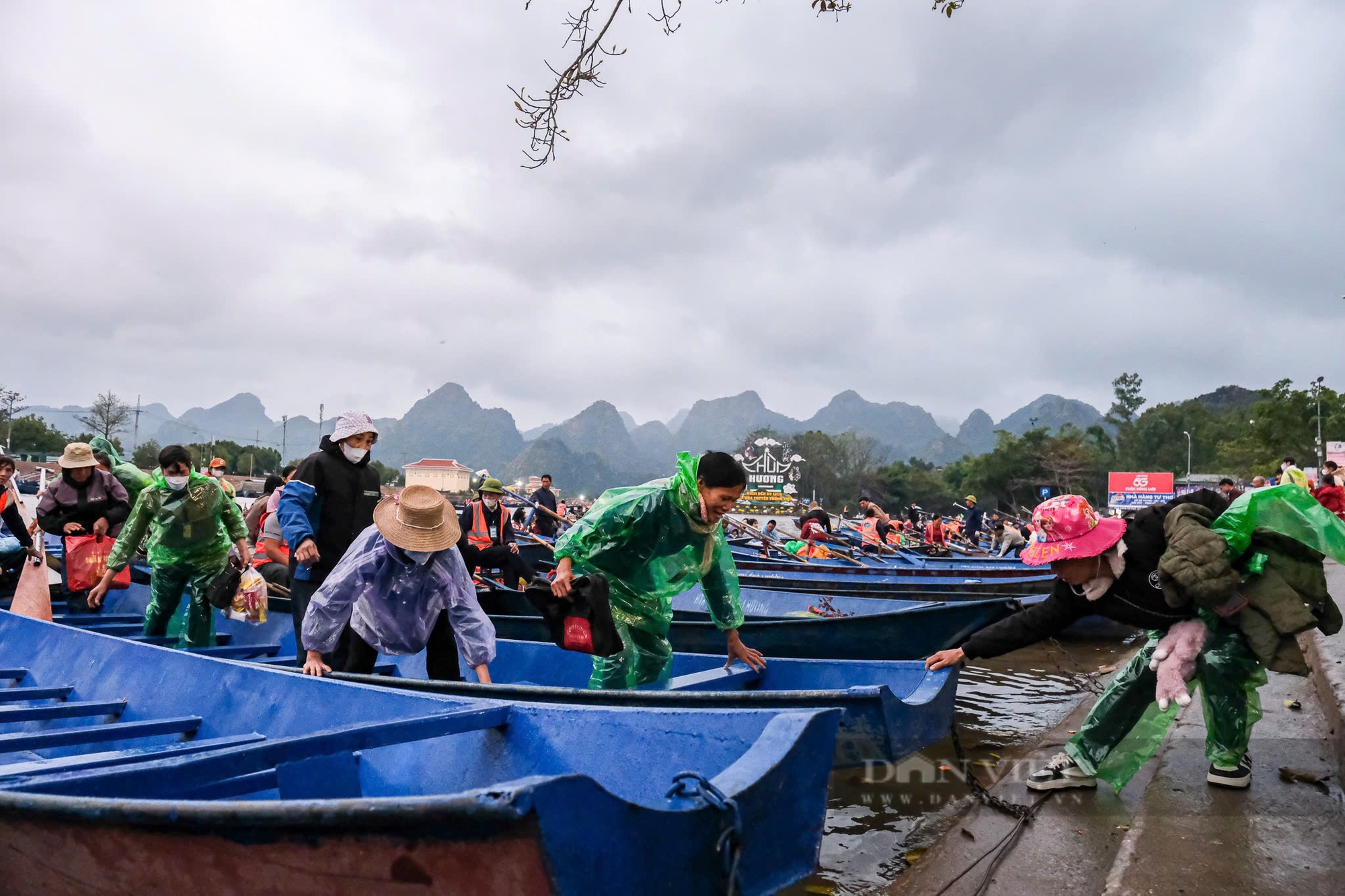 Du khách đội mưa ngược dòng suối Yến, dâng hương khai hội chùa Hương- Ảnh 5.