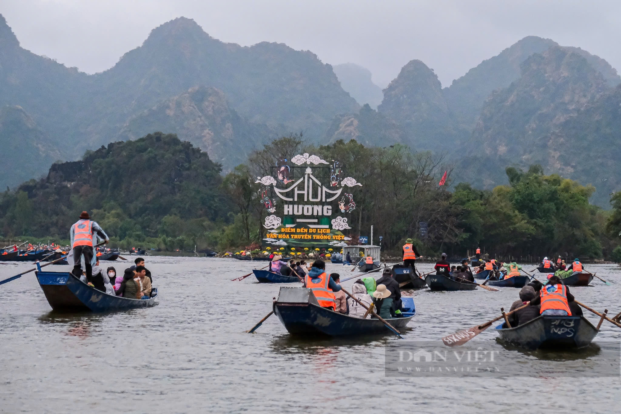 Du khách đội mưa ngược dòng suối Yến, dâng hương khai hội chùa Hương- Ảnh 6.