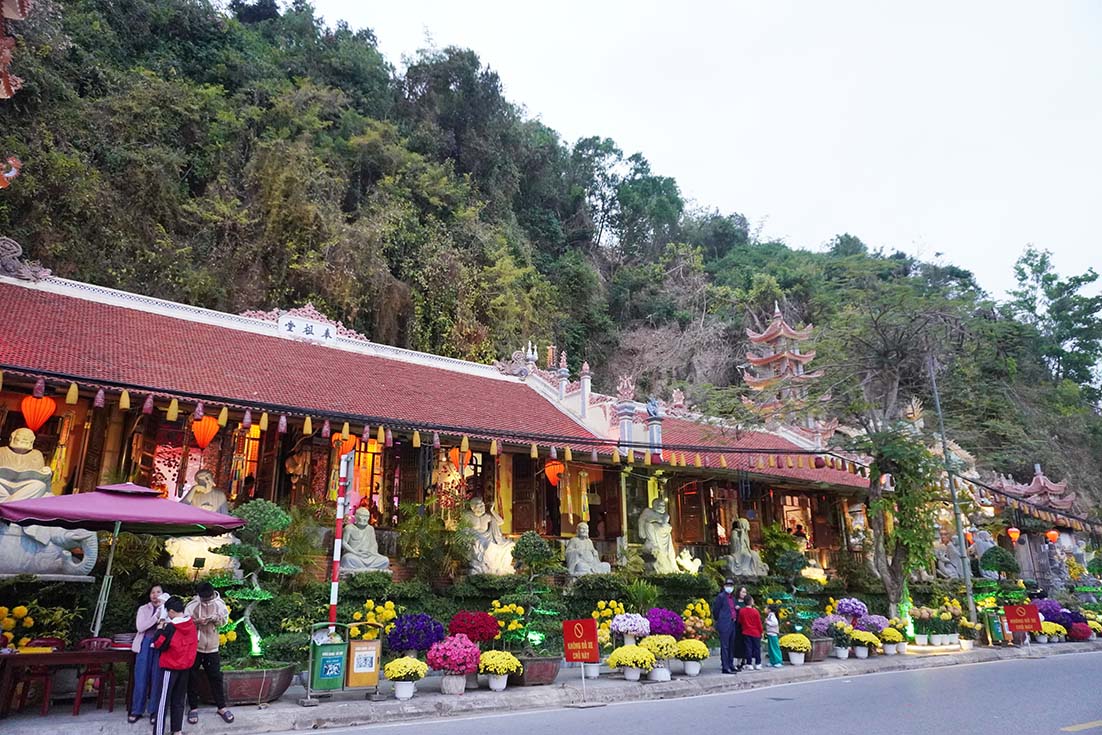 Độc đáo ngôi chùa nghìn năm nằm sâu trong hang đá, thụ lộc hàng nghìn phần cơm chay và bún riêu chay nóng hổi - Ảnh 1.