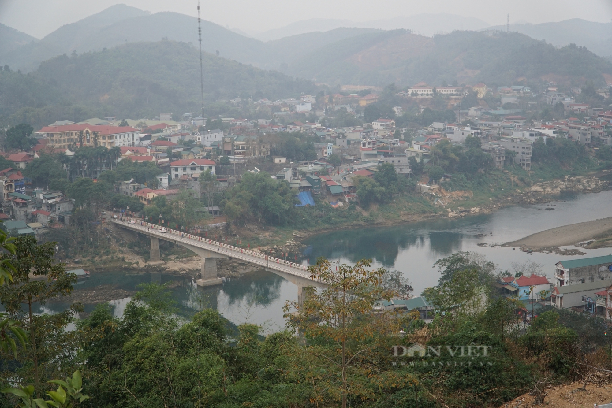 Về Tuyên Quang xem lễ hội có hàng chục nam thanh nữ tú rước mâm, du khách phấn khích trèo cột lấy cờ chớp nhoáng - Ảnh 1.