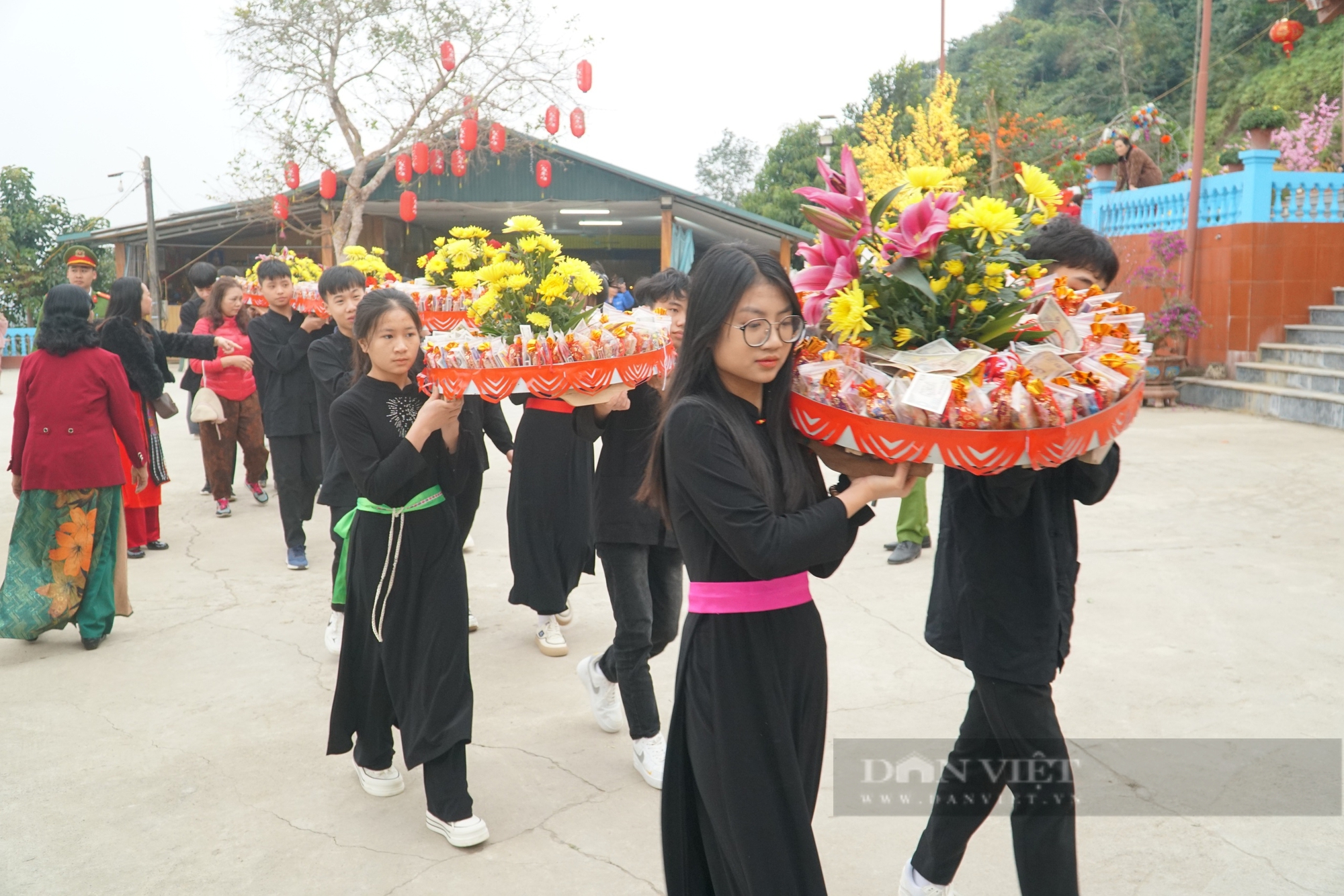 Về Tuyên Quang xem lễ hội có hàng chục nam thanh nữ tú rước mâm, du khách phấn khích trèo cột lấy cờ chớp nhoáng - Ảnh 3.