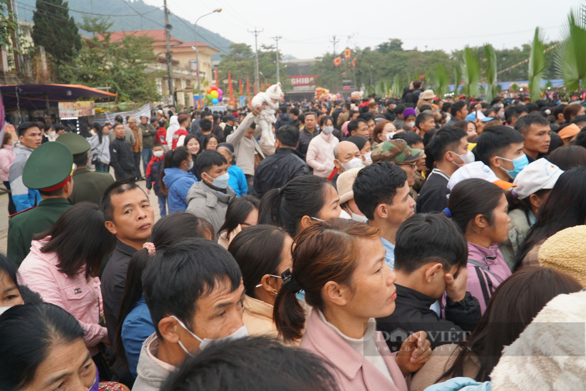 Về Tuyên Quang xem lễ hội có hàng chục nam thanh nữ tú rước mâm, du khách phấn khích trèo cột lấy cờ chớp nhoáng - Ảnh 5.